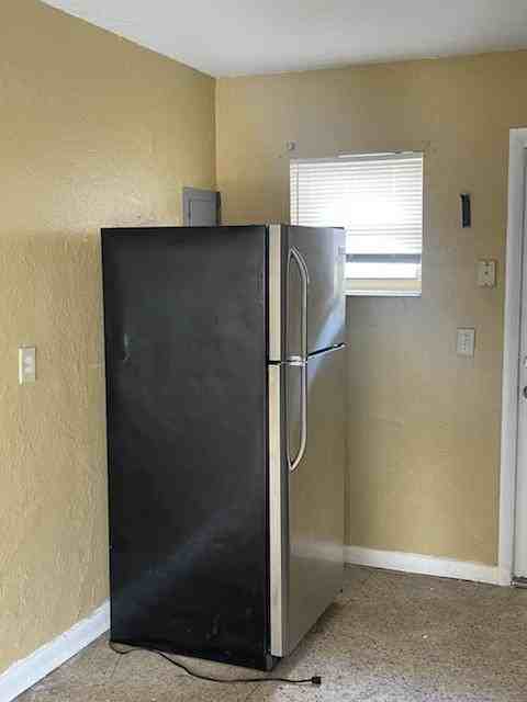 633 W 9th St #A - Photo 2 of 5