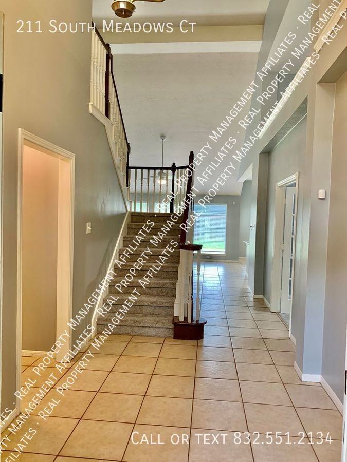 211 S Meadows Ct - Photo 2 of 33