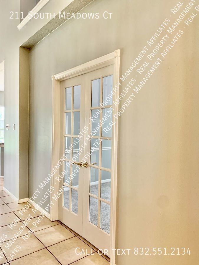 211 S Meadows Ct - Photo 3 of 33