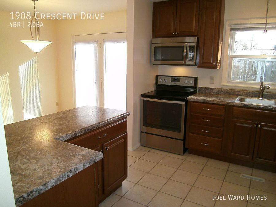 1908 Crescent Dr - Photo 2 of 9