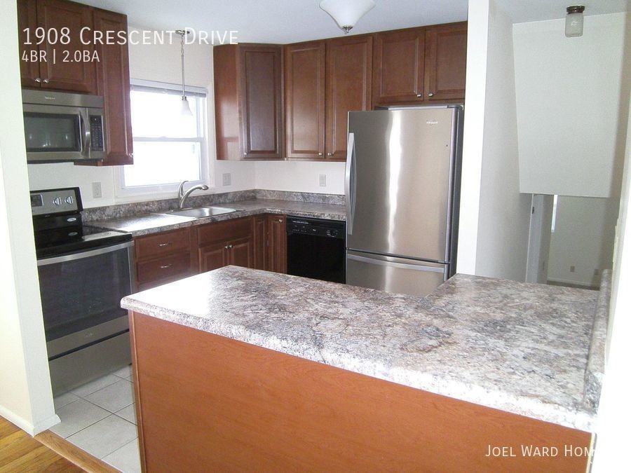 1908 Crescent Dr - Photo 3 of 9