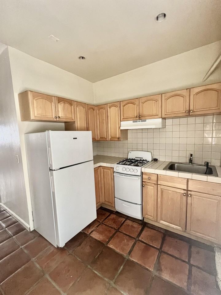 4826 Santa Cruz Avenue - Photo 2 of 7