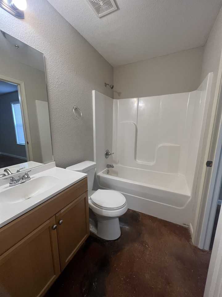 636 West Oak Avenue - Photo 3 of 9