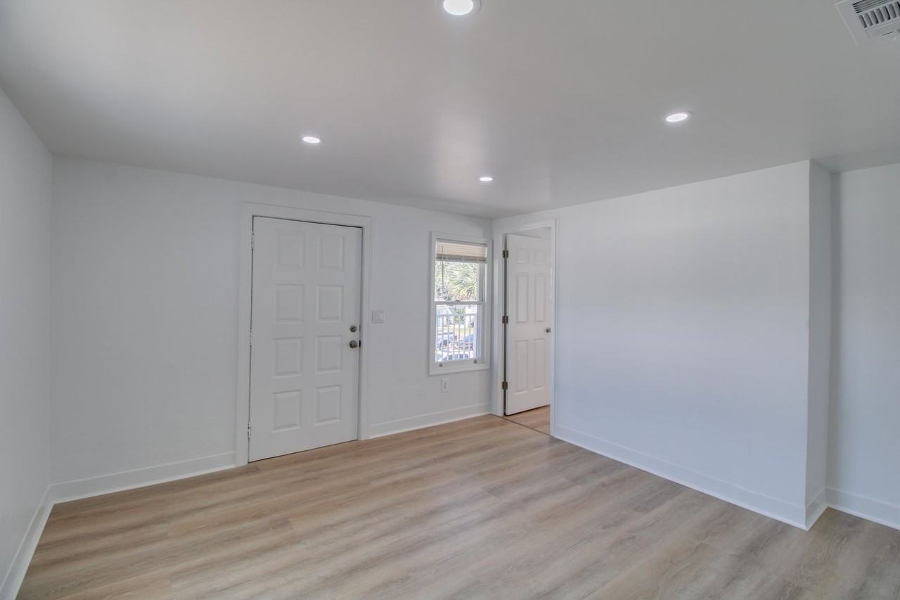 236 N Oleander Ave #2 - Photo 3 of 16