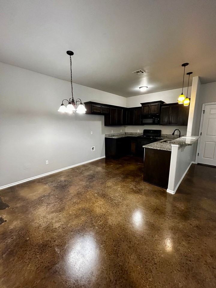 1833 Cypress Ln - Photo 5 of 28