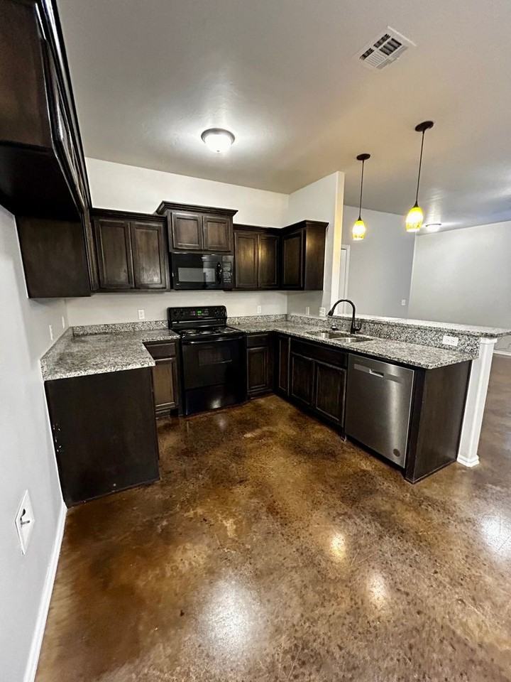 1833 Cypress Ln - Photo 6 of 28