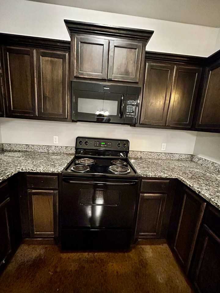 1833 Cypress Ln - Photo 7 of 28