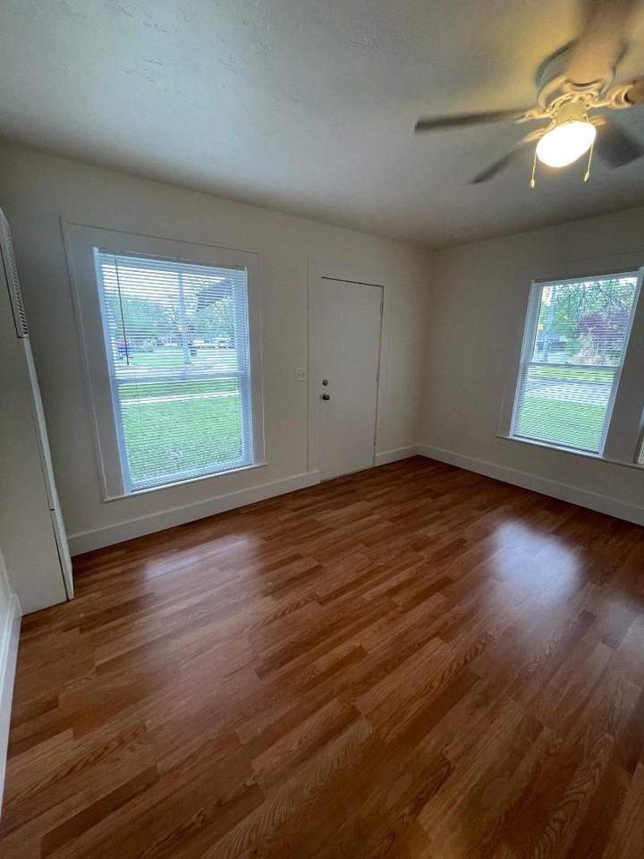 419 N Flood Ave - Photo 3 of 9