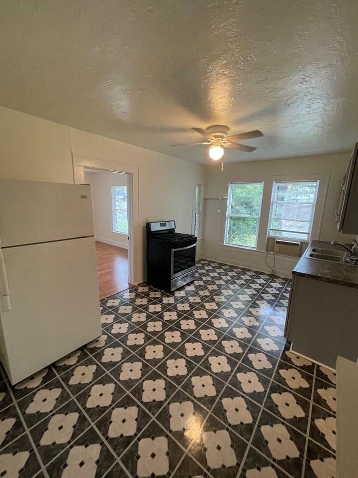 419 N Flood Ave - Photo 4 of 9