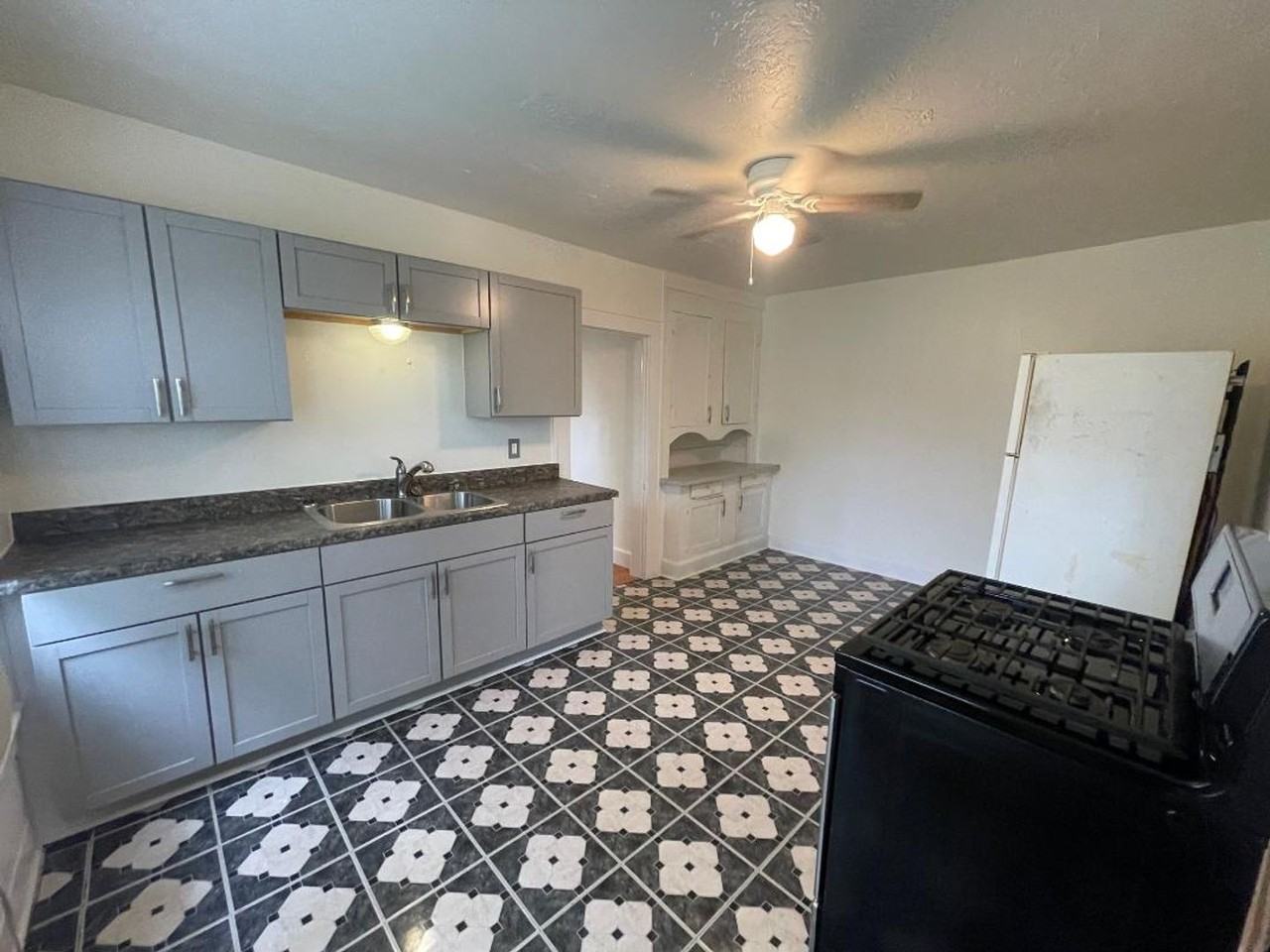 419 N Flood Ave - Photo 5 of 9