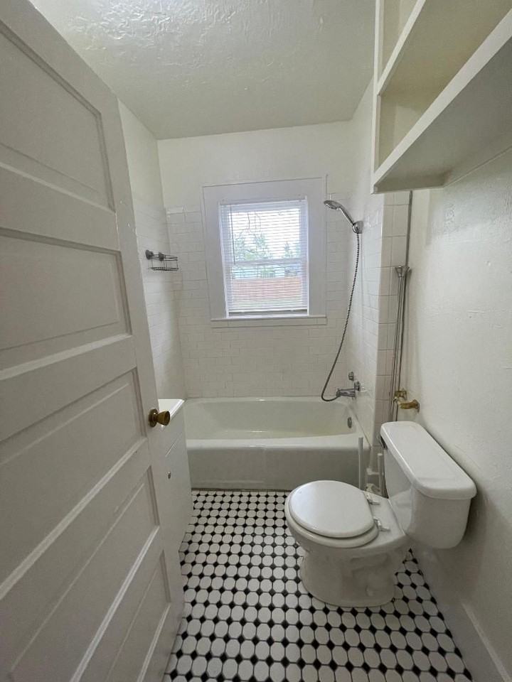 419 N Flood Ave - Photo 6 of 9