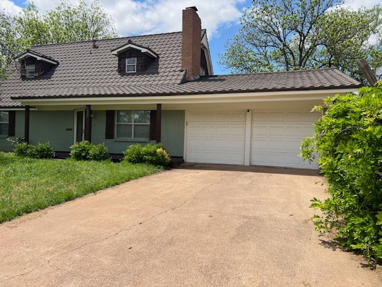 1902 Beechwood Ln - Photo 2 of 22