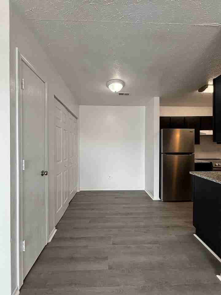 728 Brett Cir - Photo 3 of 14