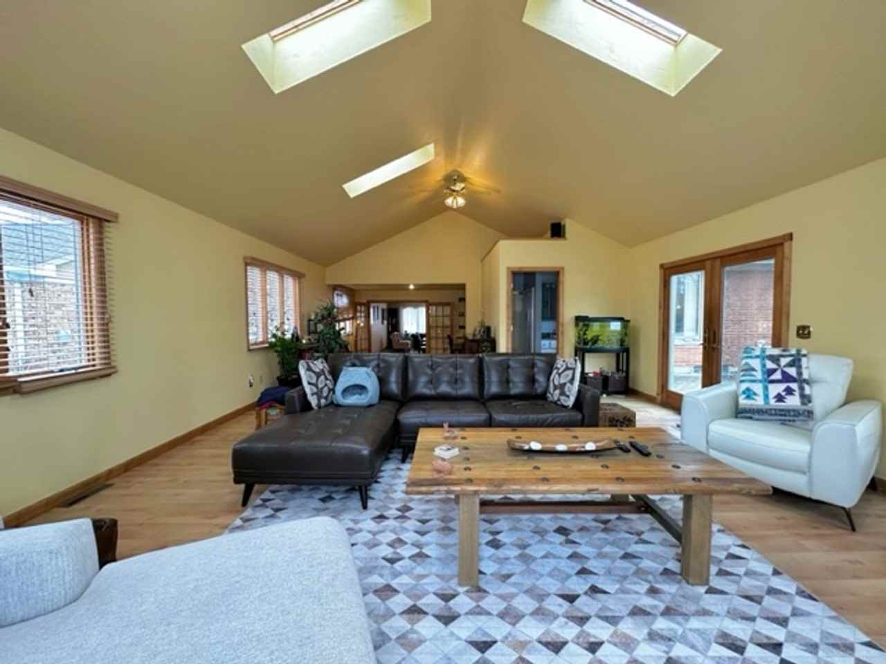 501 W Briar Ln - Photo 4 of 46