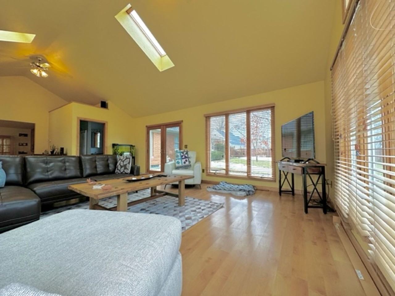 501 W Briar Ln - Photo 6 of 46