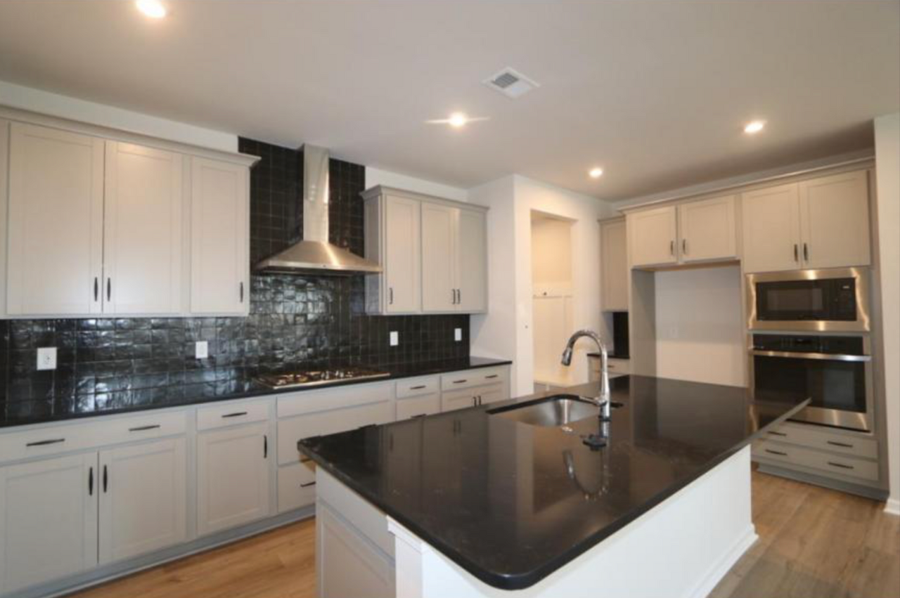 5822 5822 Strathmore Ct - Photo 2 of 12