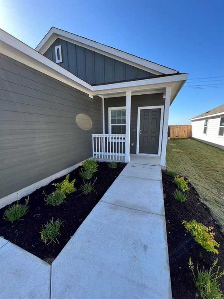 1127 Catfish Ln - Photo 3 of 39