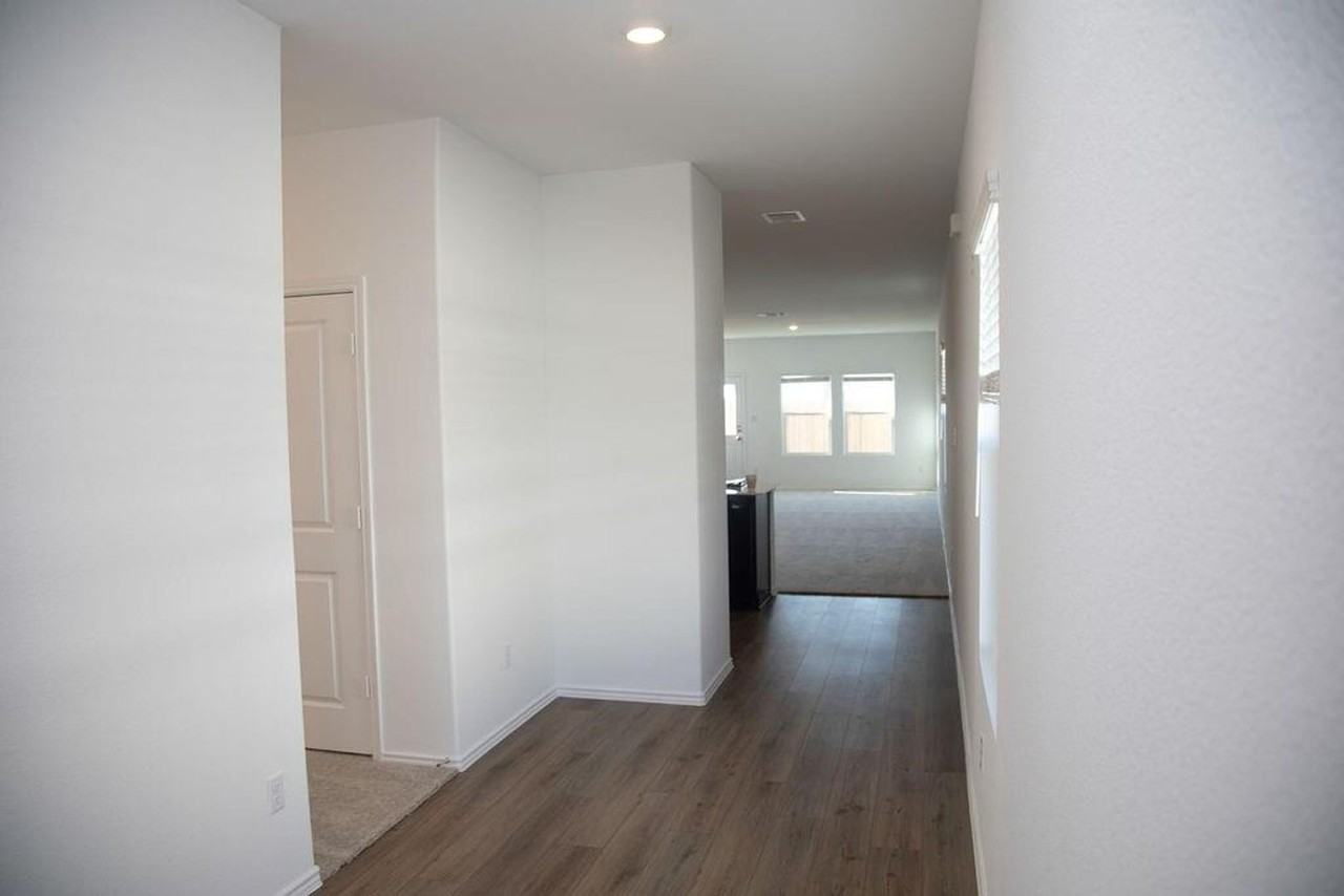 1127 Catfish Ln - Photo 5 of 39