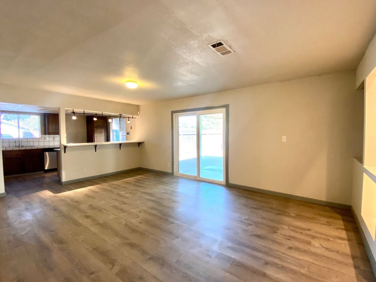 448 N Villa Ave - Photo 2 of 27
