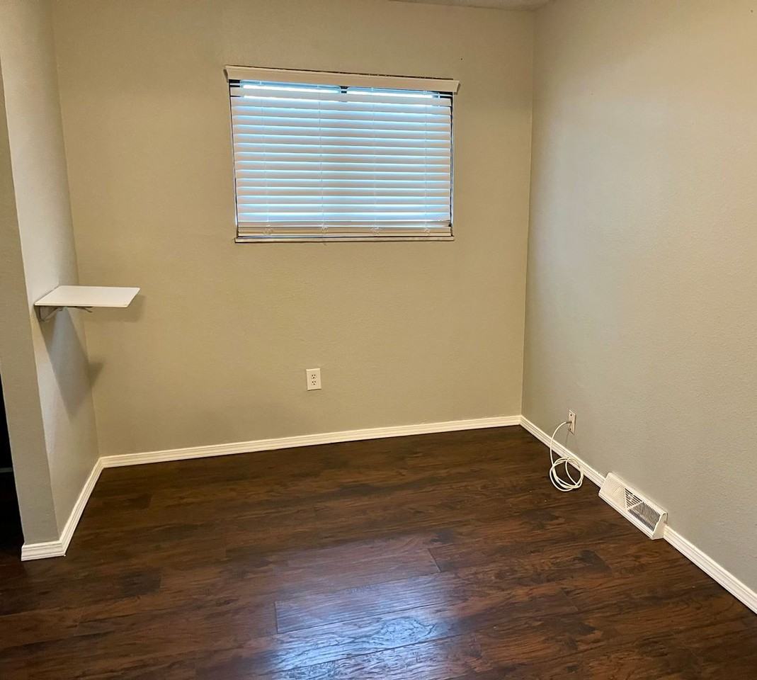 460 Evans Ave - Photo 3 of 11