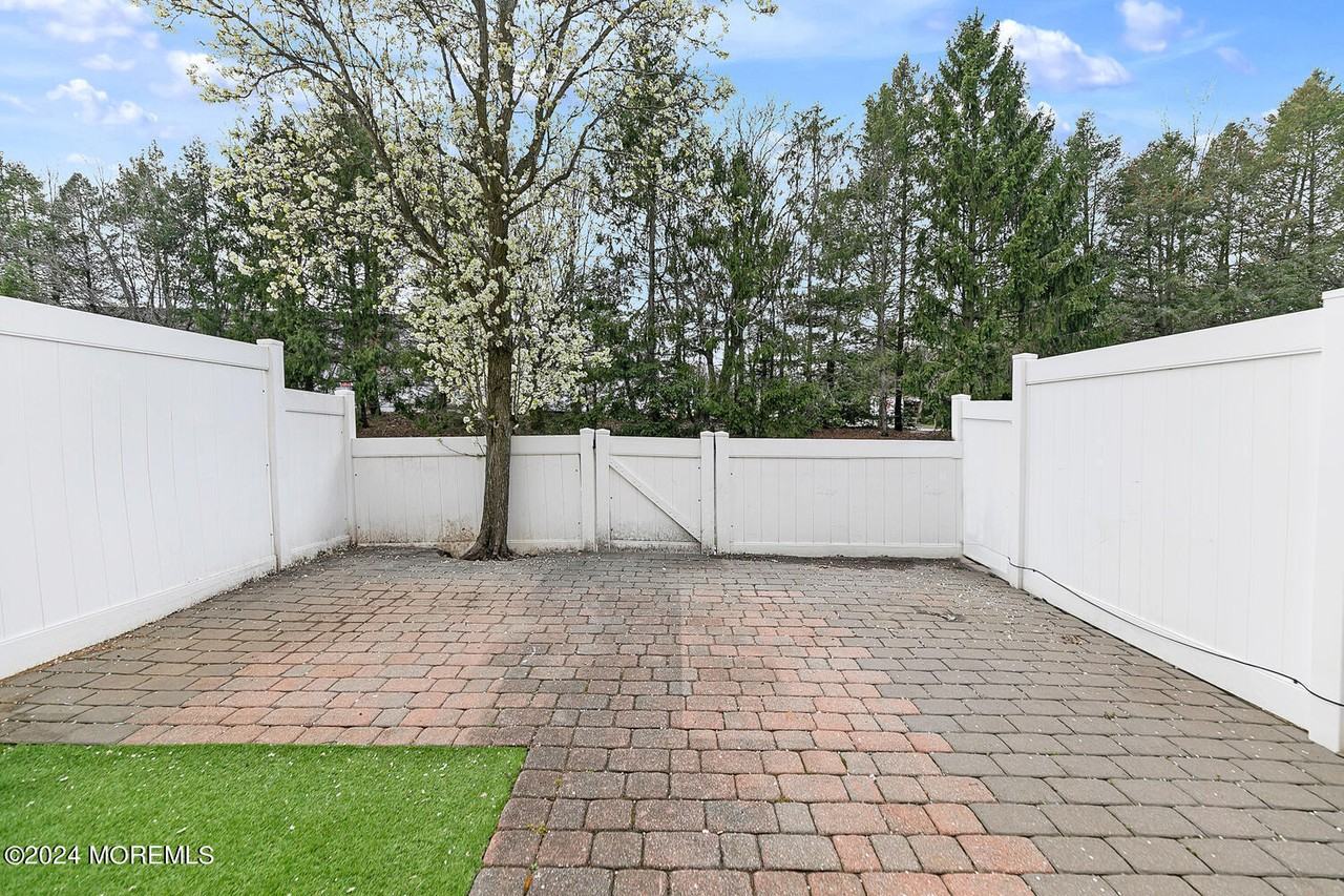 173 Clubhouse Dr - Photo 2 of 26