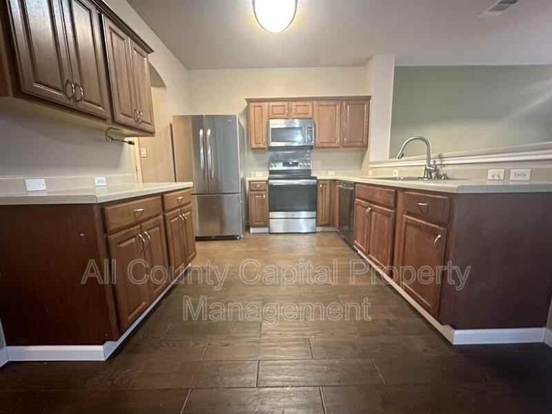 8908 Meridian Oak Ln - Photo 3 of 11