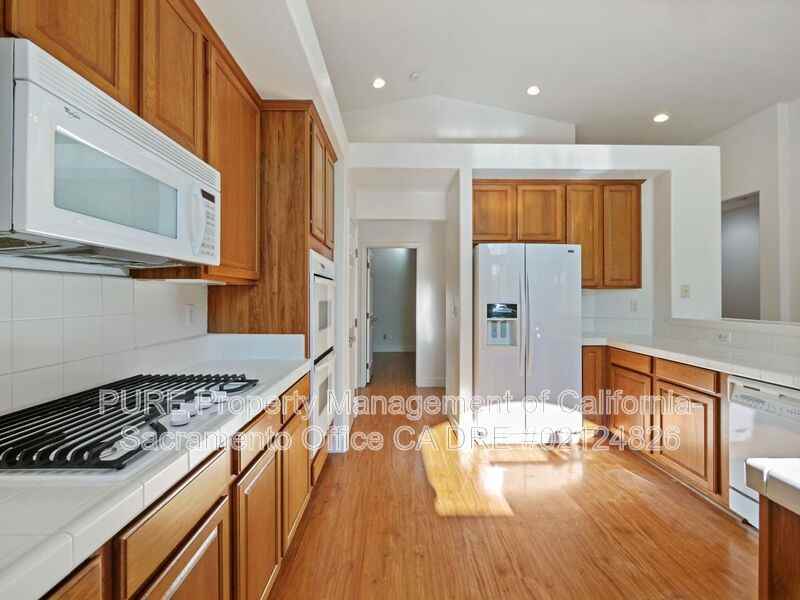 1732 Bamboo St - Photo 6 of 40