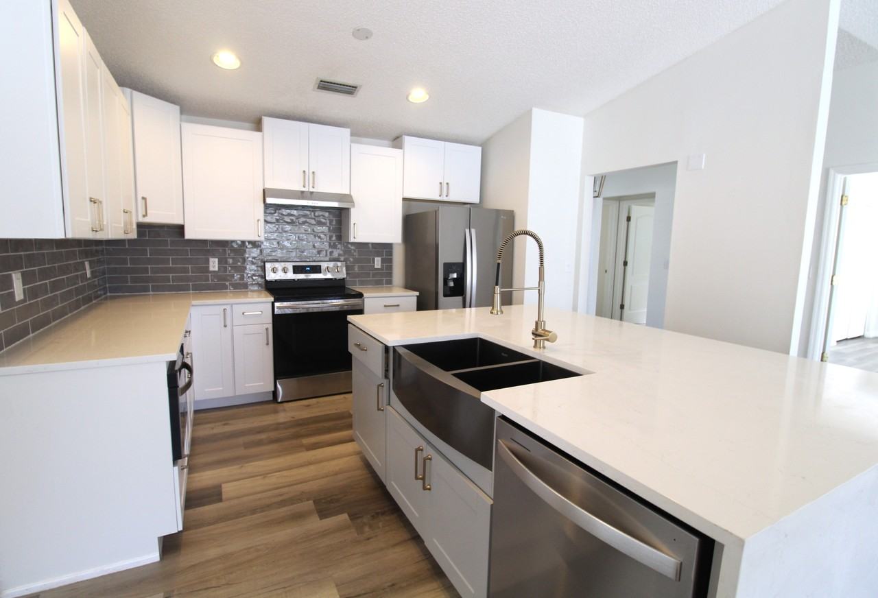 5750 Beaurivage Ave - Photo 3 of 34