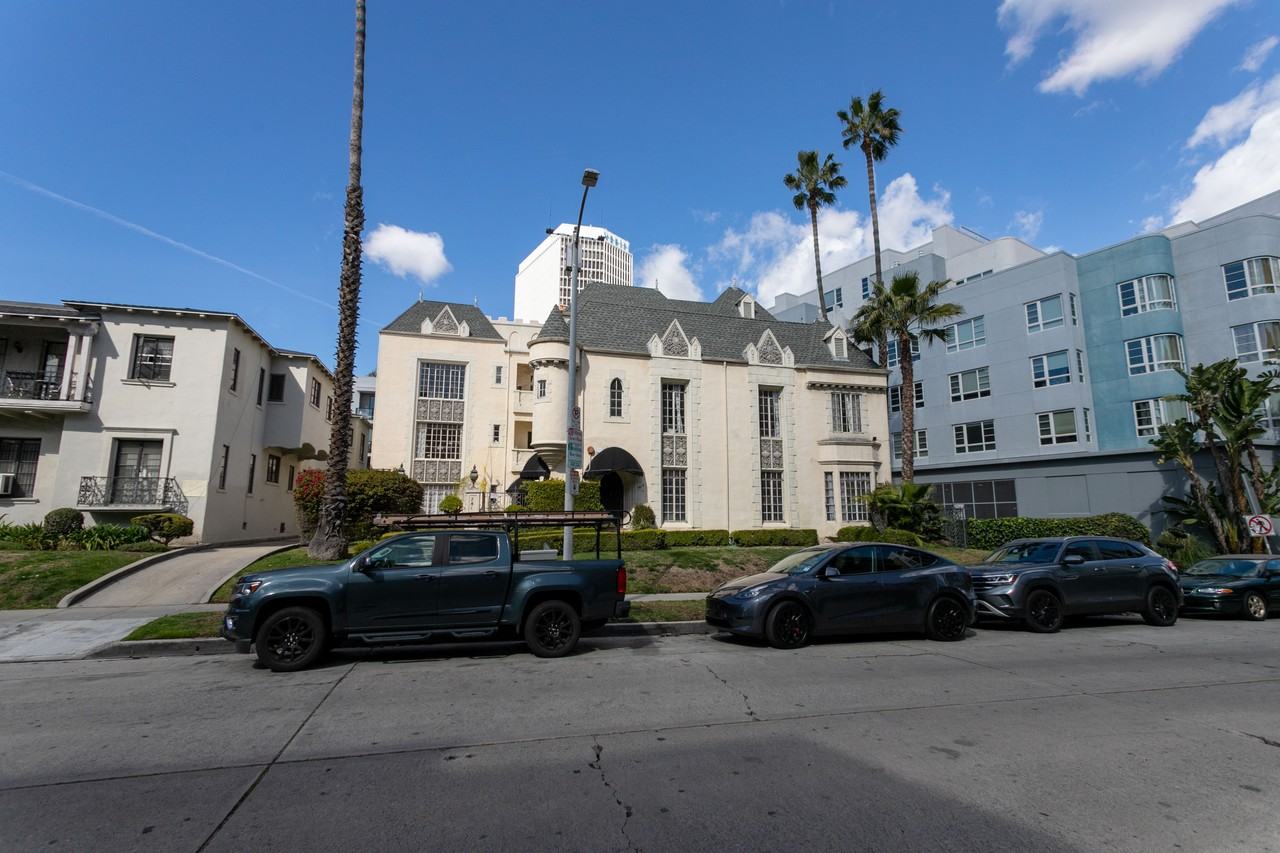 741 S Burnside Ave - Photo 2 of 36