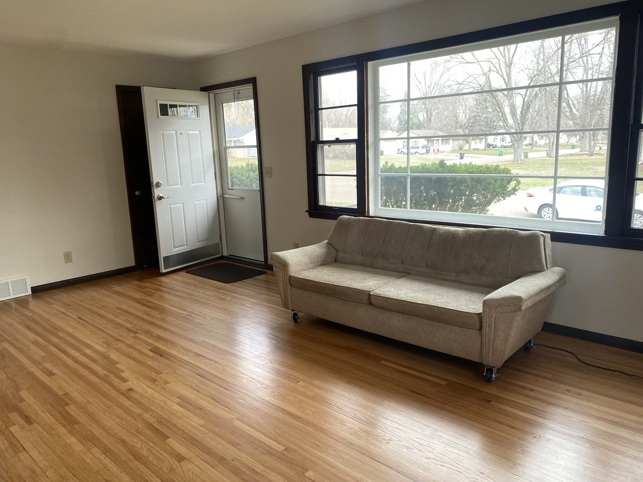 5240 Maryland Ave N - Photo 3 of 18