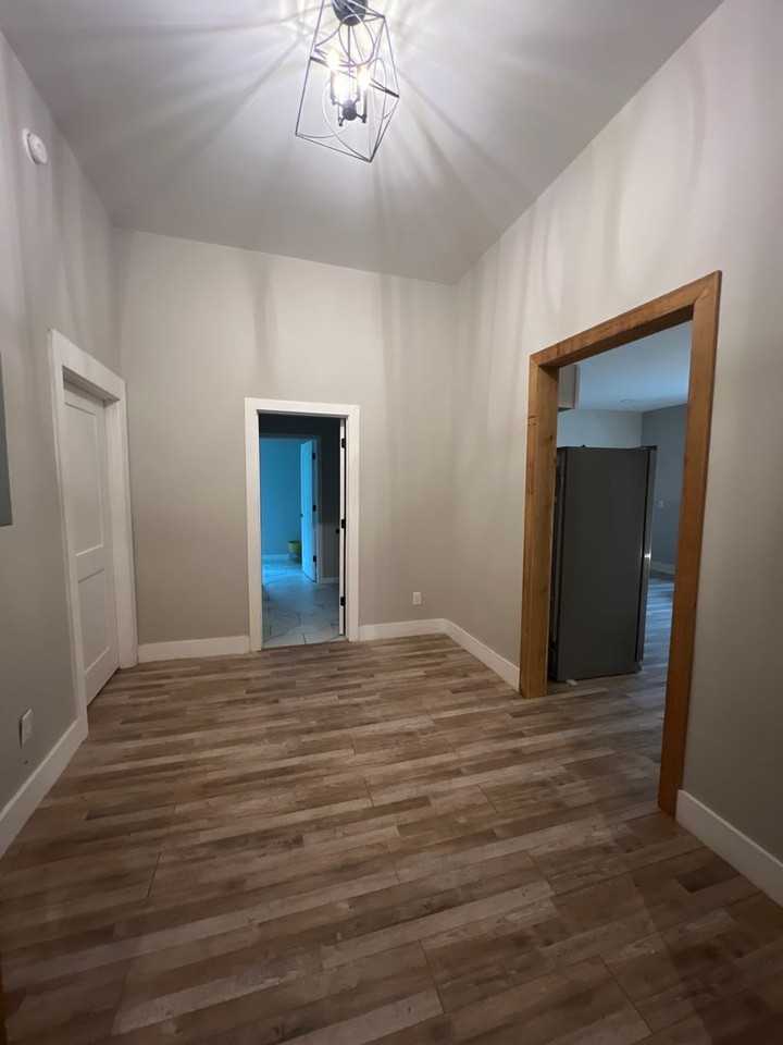 Avenue A - 400 - Photo 6 of 17