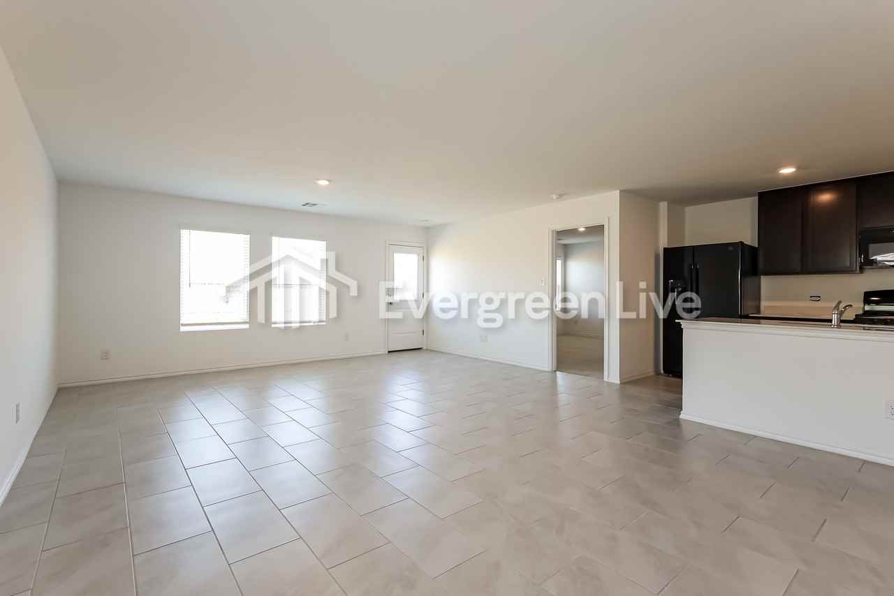 2204 Bleeker St - Photo 4 of 17