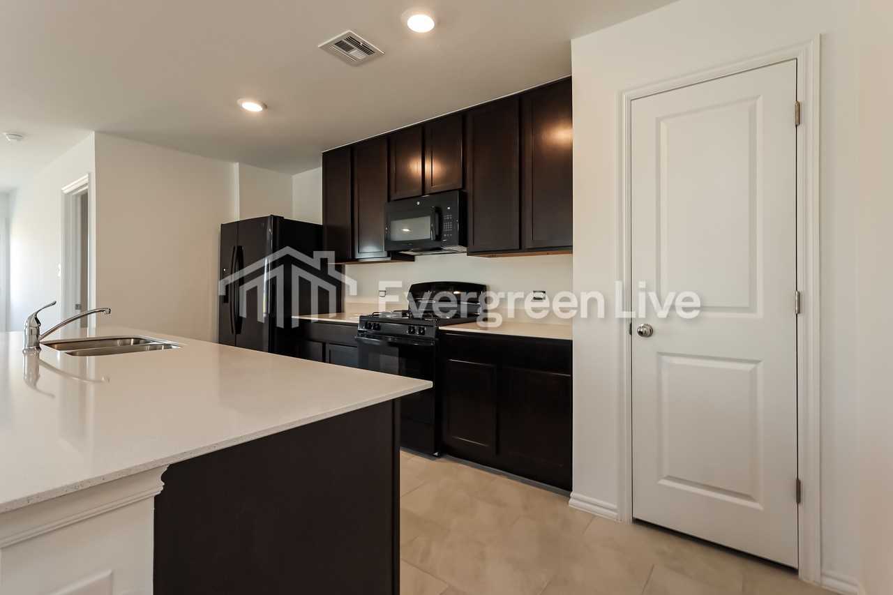 2204 Bleeker St - Photo 6 of 17
