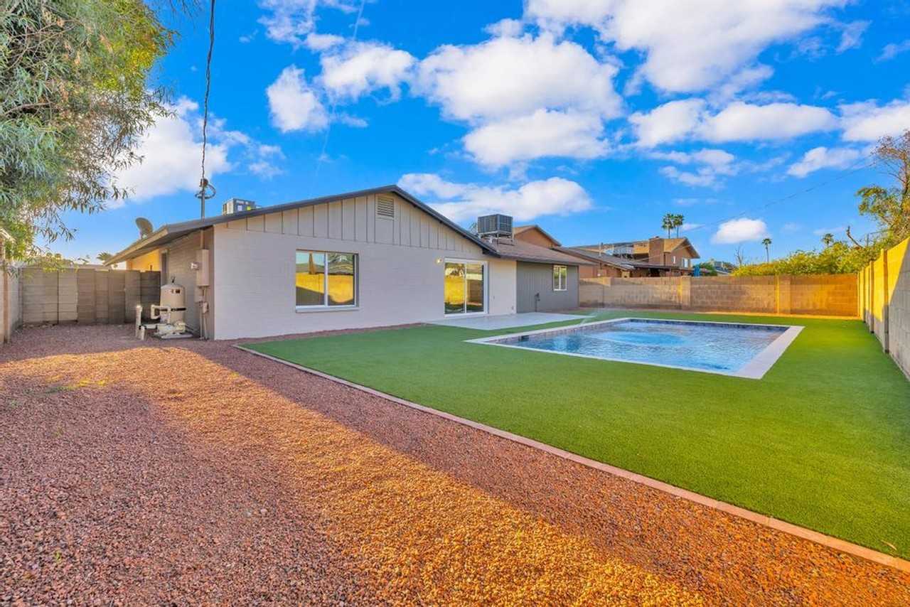 3822 S Dorsey Ln - Photo 7 of 50