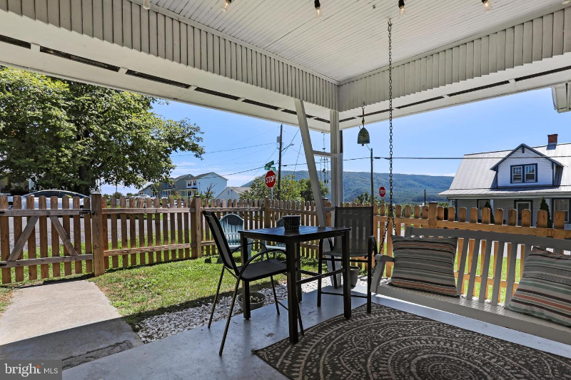 389 Thompson St - Photo 2 of 3