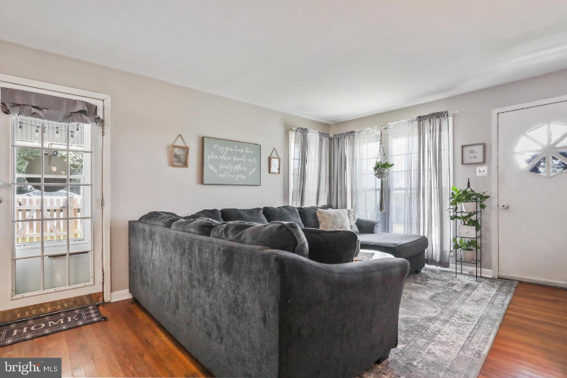 389 Thompson St - Photo 3 of 3