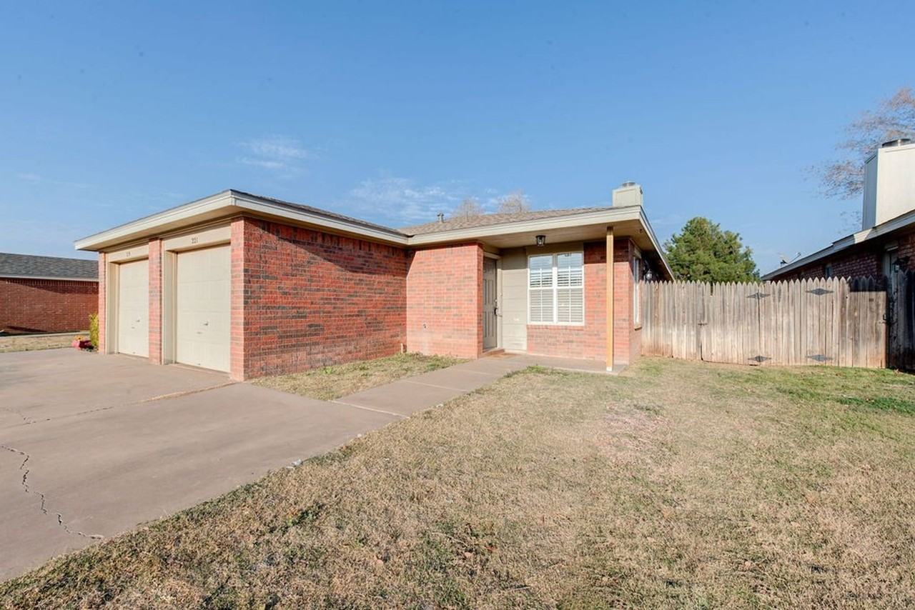 221 Grover Ave - Photo 3 of 21