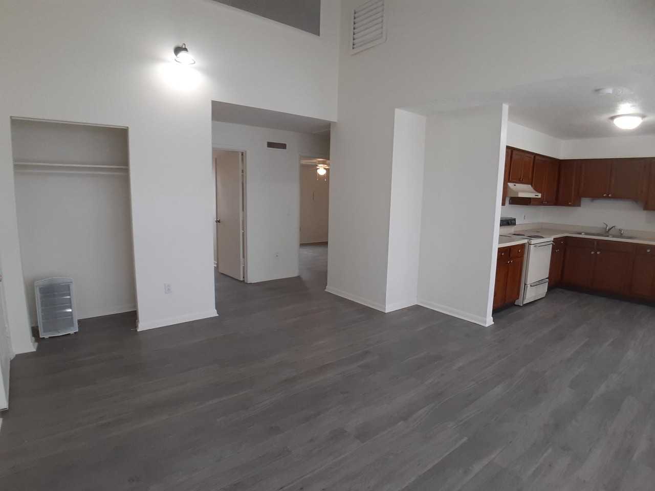 400 Wakeman Ct - Photo 3 of 10