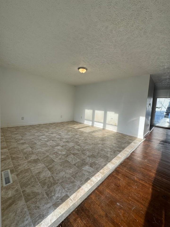 2021 N Pierce Ave - Photo 2 of 13