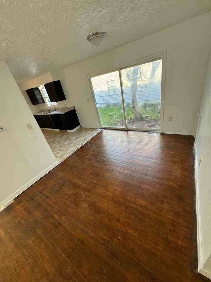 2021 N Pierce Ave - Photo 4 of 13