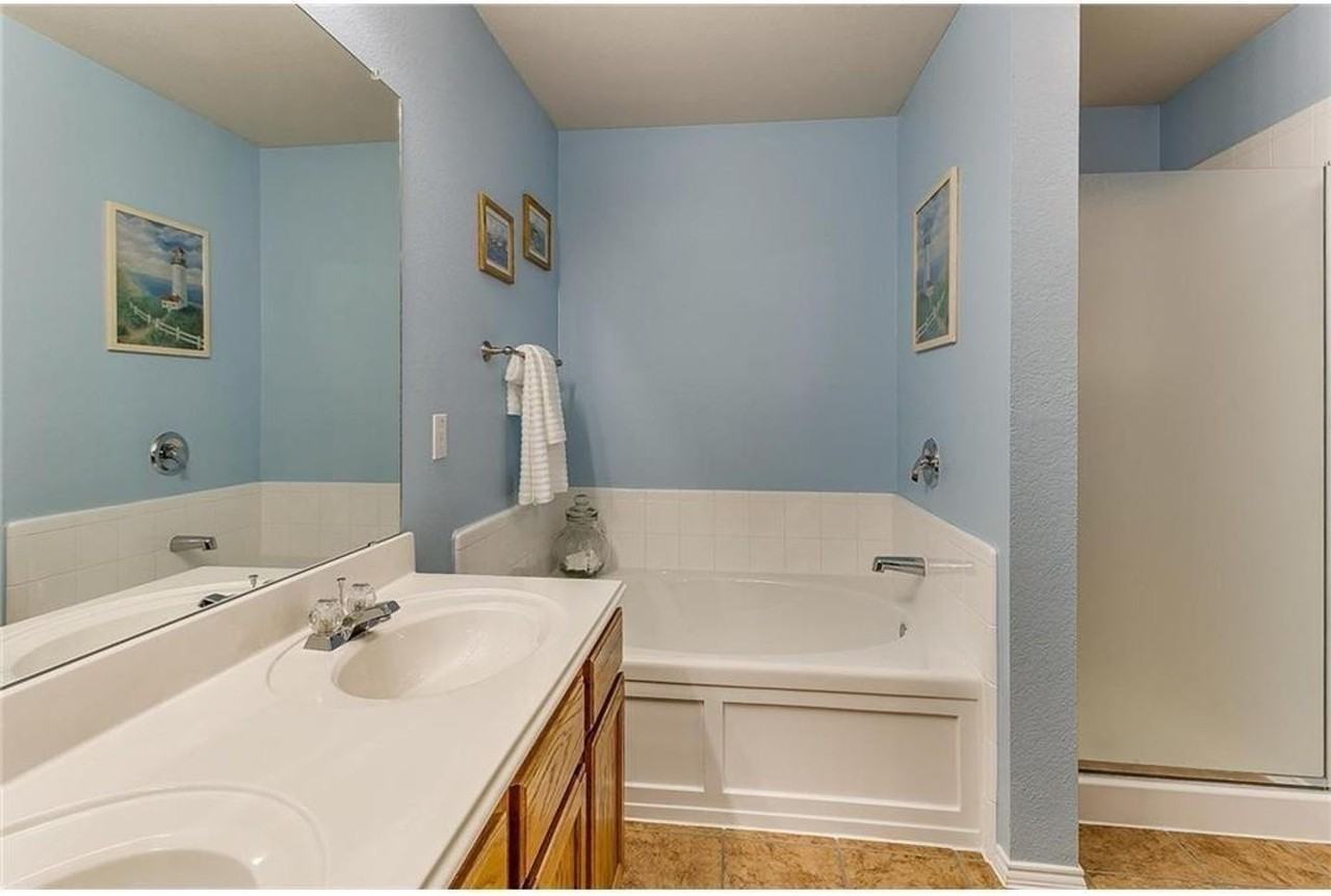 2821 Briargrove Ln - Photo 3 of 32