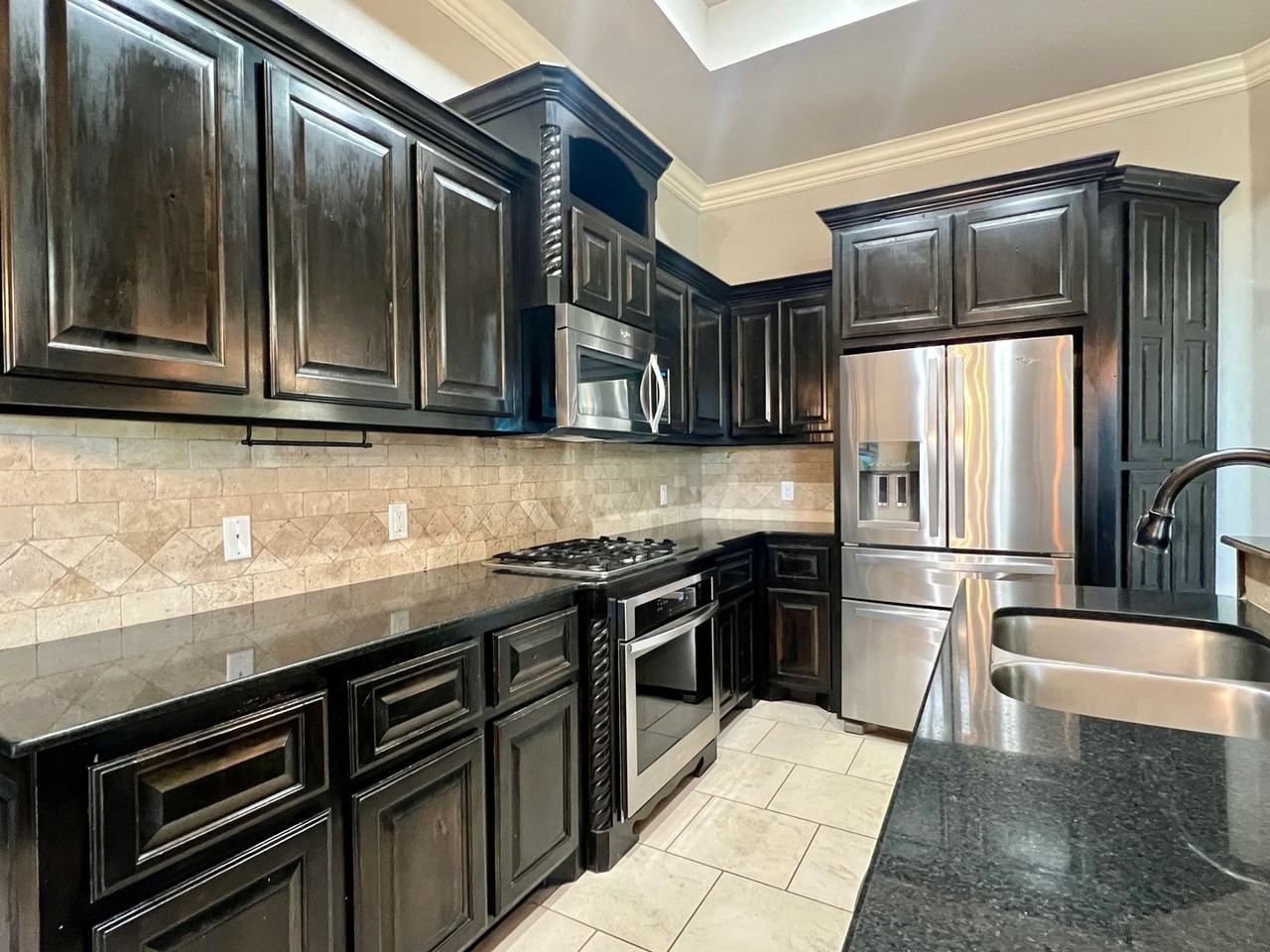 113 London Dr - Photo 3 of 24