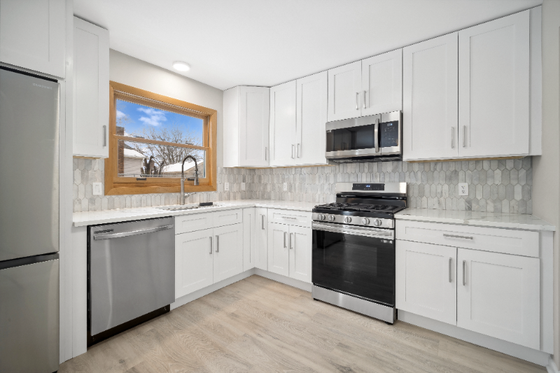 888 Bennington Dr - Photo 3 of 15