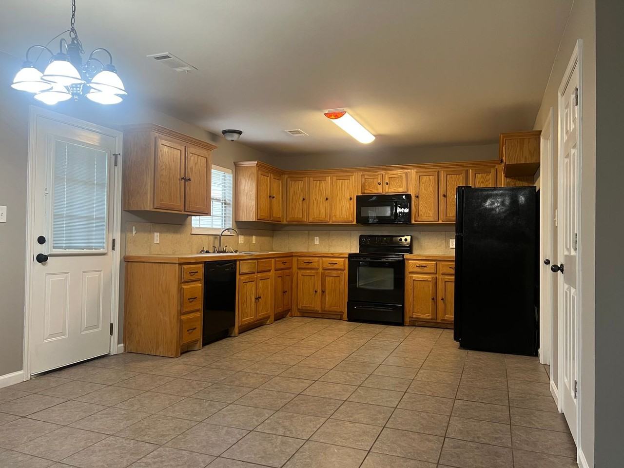 3318 Arkansas Dr - Photo 4 of 10