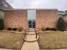 featured image of 1535 N Van Buren St