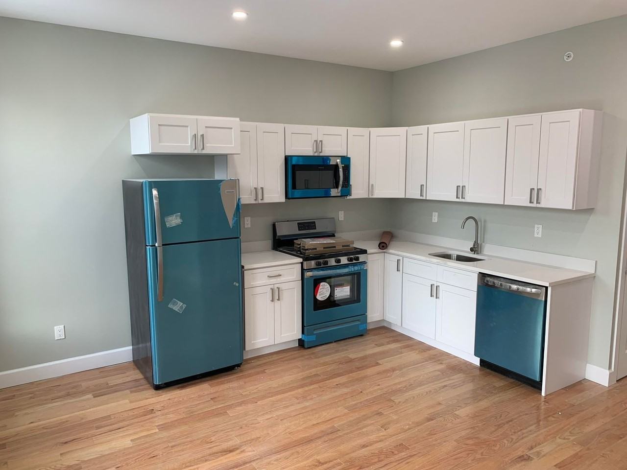 537 Clinton Ave - Photo 2 of 7