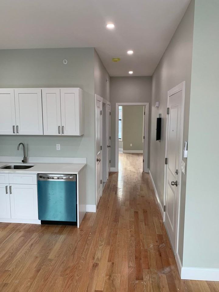 537 Clinton Ave - Photo 3 of 7