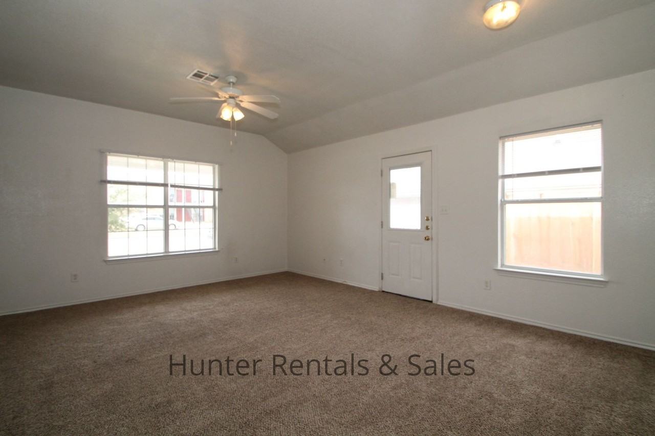 3208 Toledo Dr - Photo 3 of 21