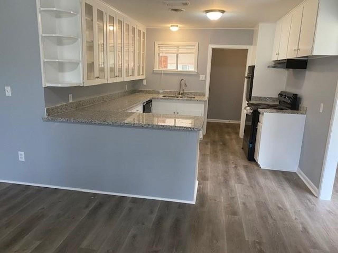 1102 Avenue C - Photo 3 of 7