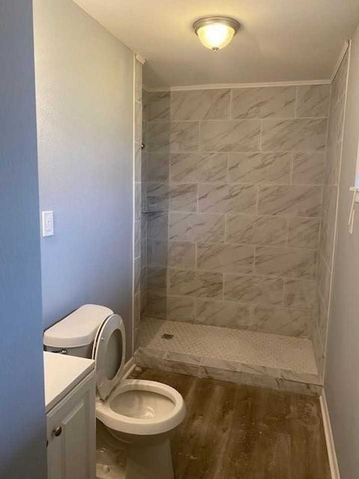 1102 Avenue C - Photo 5 of 7